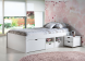 Tienerbed Lodge whitewash in een meisjeskamer met roze behang
